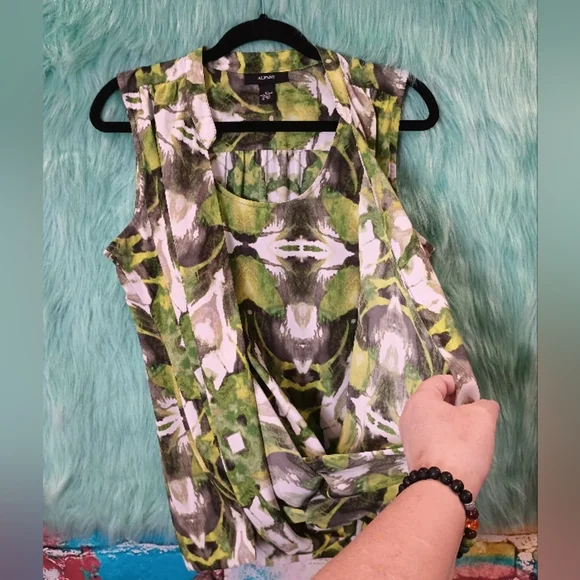 Alfani Green and White Sleeveless Layered Crossover Top Size 10 - Picture 3 of 6